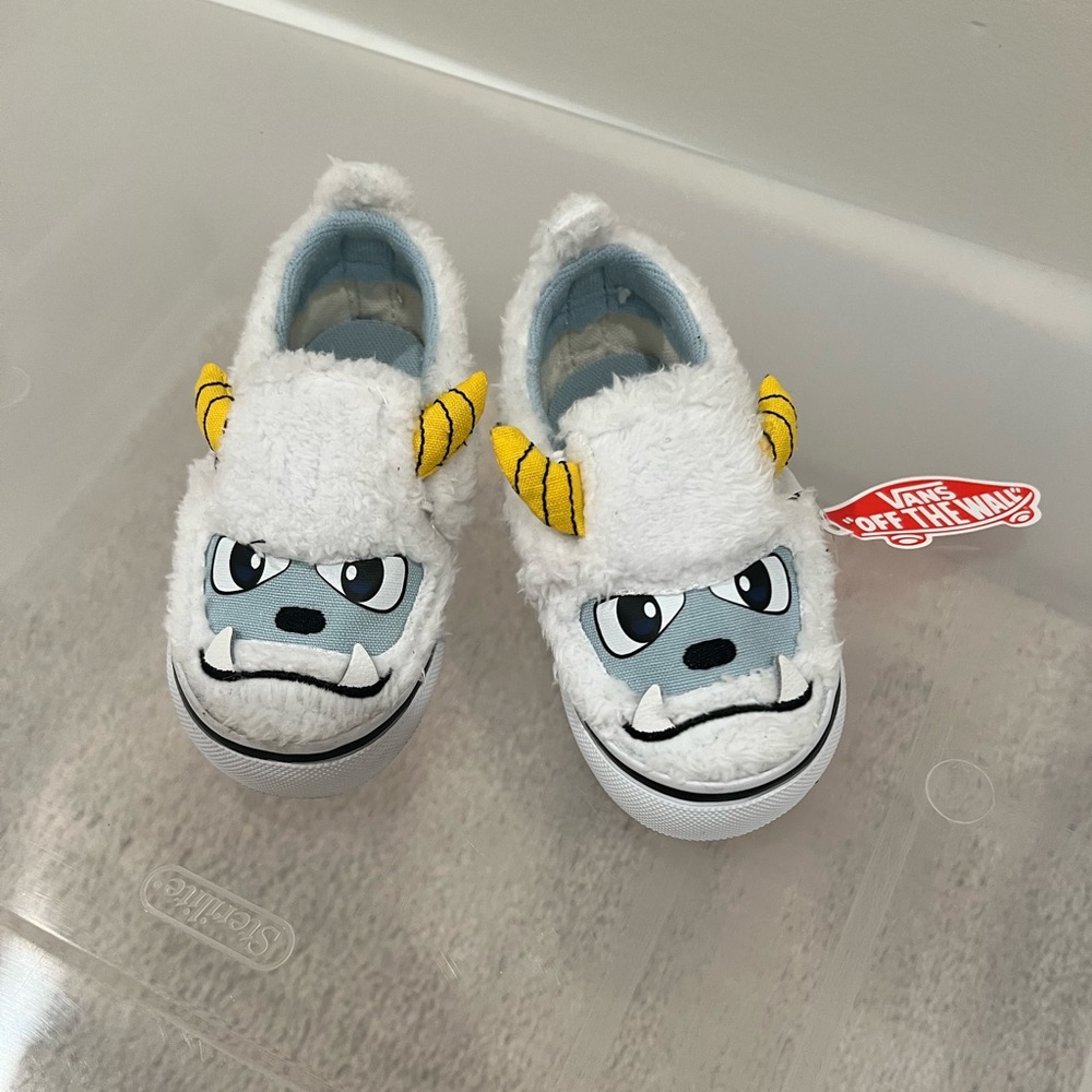 NEW Vans baby shoes, size 5